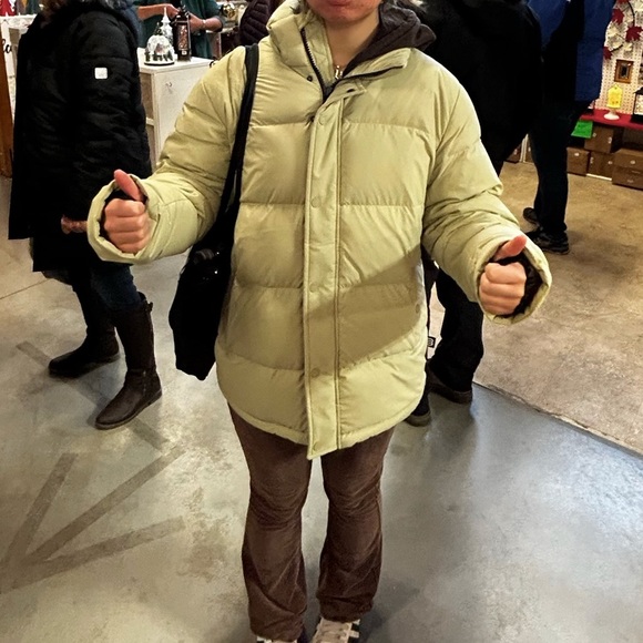 aritzia tna tea green superpuff size m💚 - Picture 2 of 7